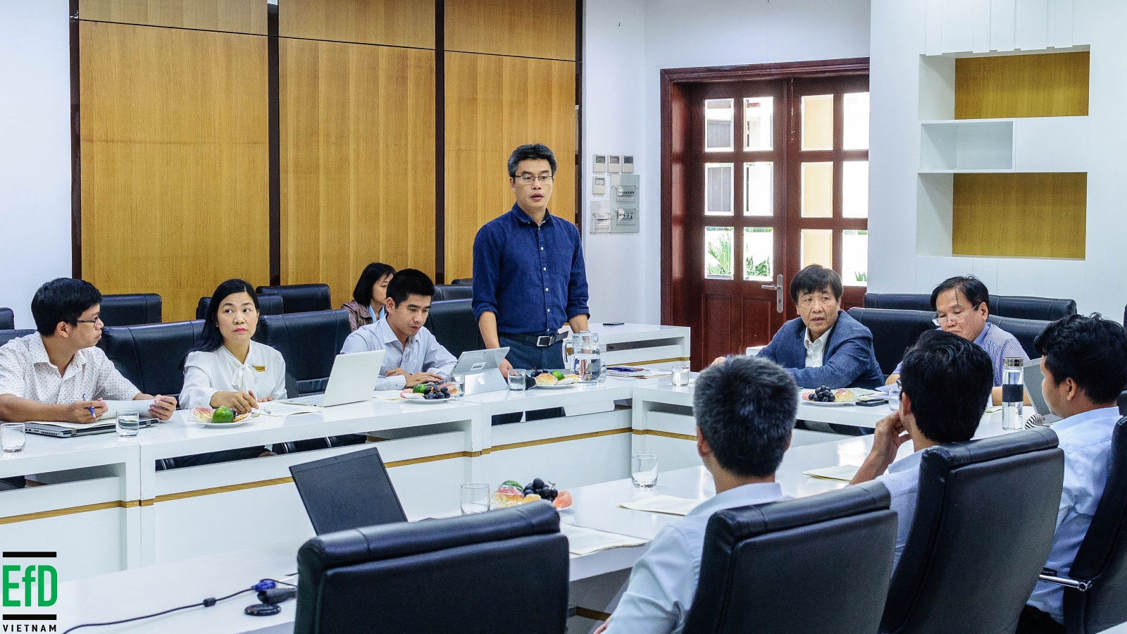 TS. Phạm Khánh Nam, Giám đốc Trung tâm Môi trường cho Phát triển (EfD-Vietnam) giới thiệu nội dung và mục đích của buổi thảo luận